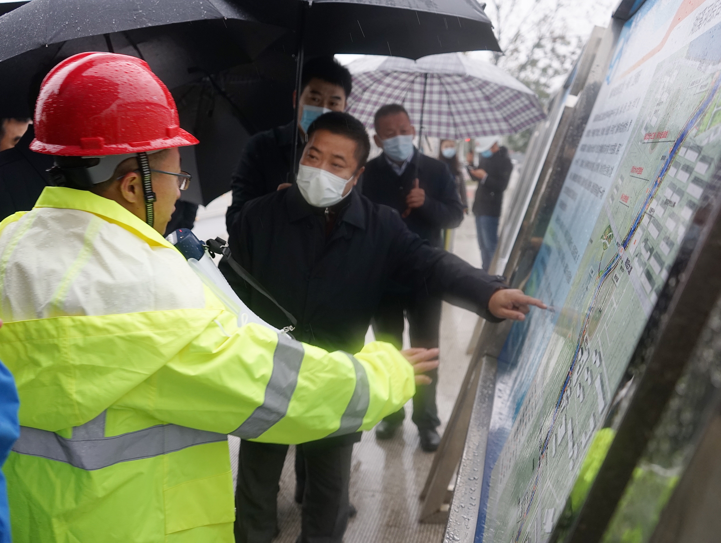 武汉生态环境投资发展集团董事长胡承启带队实地调研湖溪河综合治理工程2.jpg