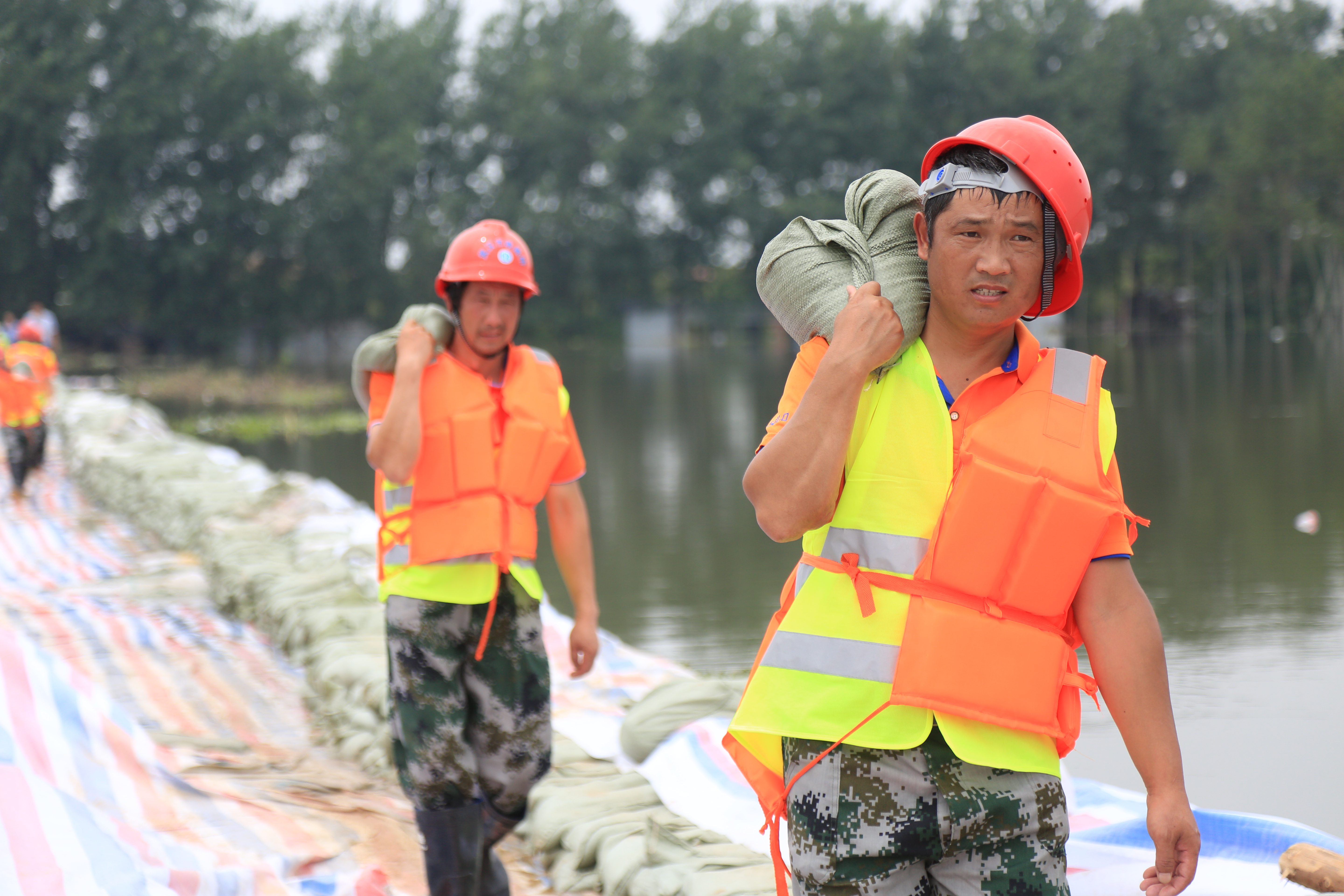 【童家湖抢险】32度高温下的突击队员两小时筑高堤坝20公分，队员们全身汗如雨下.JPG